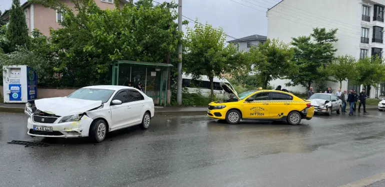 SAKARYA'DA ZİNCİRLEME KAZA: 3 YARALI
