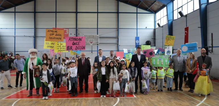 AKYAZI'DA ÇOCUKLAR ÇEVRE BİLİNCİNİ EĞLENEREK ÖĞRENDİ