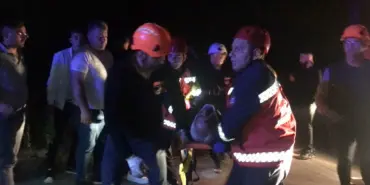 DİREKSİYON BAŞINDA KALP KRİZİ GEÇİRDİ: 112'Yİ ARADIĞI ESNADA ARACIYLA ŞARAMPOLE DEVRİLDİ ARAÇ İÇERİSİNDE SIKIŞAN SÜRÜCÜYÜ EKİPLER KURTARDI KAZADAN ÖNCE 112'Yİ ARAYIP YARDIM İSTEMİŞ