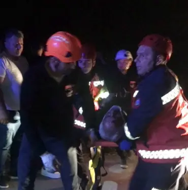 DİREKSİYON BAŞINDA KALP KRİZİ GEÇİRDİ: 112'Yİ ARADIĞI ESNADA ARACIYLA ŞARAMPOLE DEVRİLDİ ARAÇ İÇERİSİNDE SIKIŞAN SÜRÜCÜYÜ EKİPLER KURTARDI KAZADAN ÖNCE 112'Yİ ARAYIP YARDIM İSTEMİŞ