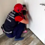 KAPIYA PARMAĞI SIKIŞAN MİNİK KIZIN YARDIMINA İTFAİYECİ AĞABEYLERİ YETİŞTİ