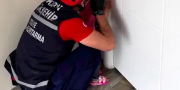 KAPIYA PARMAĞI SIKIŞAN MİNİK KIZIN YARDIMINA İTFAİYECİ AĞABEYLERİ YETİŞTİ