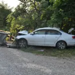 OTOMOBİL ÖNCE ÇÖP KONTEYNERİNE SONRA BARİYERLERE ÇARPTI: 1 YARALI