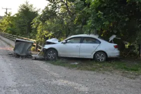 OTOMOBİL ÖNCE ÇÖP KONTEYNERİNE SONRA BARİYERLERE ÇARPTI: 1 YARALI