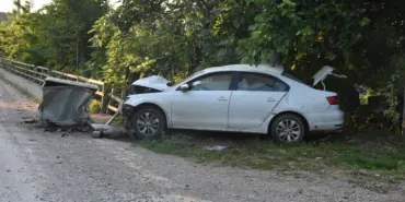 OTOMOBİL ÖNCE ÇÖP KONTEYNERİNE SONRA BARİYERLERE ÇARPTI: 1 YARALI