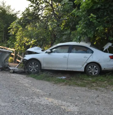OTOMOBİL ÖNCE ÇÖP KONTEYNERİNE SONRA BARİYERLERE ÇARPTI: 1 YARALI