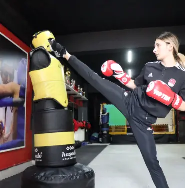 YAŞININ 2 KATI ŞAMPİYONLUĞU OLAN GENÇ SPORCU, 'AVRUPA OYUNLARI' YOLUNDA AVRUPA'NIN EN İYİ KADIN KİCK BOKS DÖVÜŞÇÜSÜ SEÇİLEN AFRA ADIYAMAN: "LİGHT CONTACT BRANŞINDA İLK VE TEK KADIN OLARAK GİDİYORUM, BUNUN GURURU DA ÇOK AYRI" ANTRENÖR SERKAN YILMAZER: "NEREDEYSE YAŞININ 2 KATI KADAR ŞAMPİYONLUĞU VAR. GURUR DUYUYORUM"