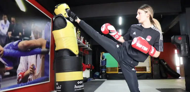 YAŞININ 2 KATI ŞAMPİYONLUĞU OLAN GENÇ SPORCU, 'AVRUPA OYUNLARI' YOLUNDA AVRUPA'NIN EN İYİ KADIN KİCK BOKS DÖVÜŞÇÜSÜ SEÇİLEN AFRA ADIYAMAN: "LİGHT CONTACT BRANŞINDA İLK VE TEK KADIN OLARAK GİDİYORUM, BUNUN GURURU DA ÇOK AYRI" ANTRENÖR SERKAN YILMAZER: "NEREDEYSE YAŞININ 2 KATI KADAR ŞAMPİYONLUĞU VAR. GURUR DUYUYORUM"
