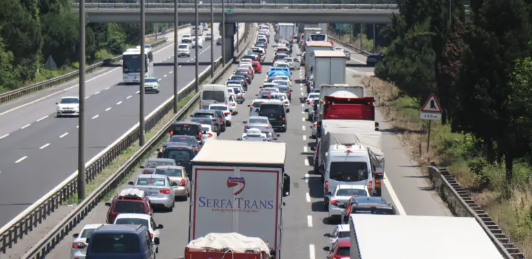 OTOYOL SAKARYA GEÇİŞİNDE TRAFİK DURMA NOKTASINA GELDİ
