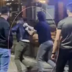ALKOLLÜ GİRDİĞİ KAFEDE KADINA ZORLUK ÇIKARINCA YAKA PAÇA DIŞARI ATILDI