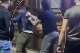 ALKOLLÜ GİRDİĞİ KAFEDE KADINA ZORLUK ÇIKARINCA YAKA PAÇA DIŞARI ATILDI