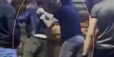 ALKOLLÜ GİRDİĞİ KAFEDE KADINA ZORLUK ÇIKARINCA YAKA PAÇA DIŞARI ATILDI