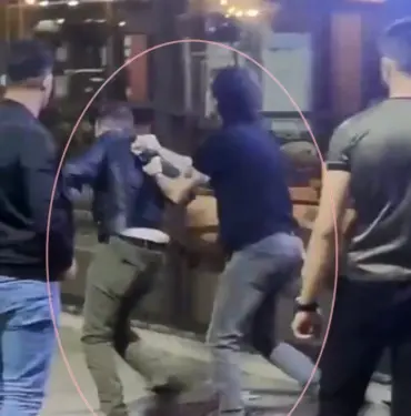 ALKOLLÜ GİRDİĞİ KAFEDE KADINA ZORLUK ÇIKARINCA YAKA PAÇA DIŞARI ATILDI