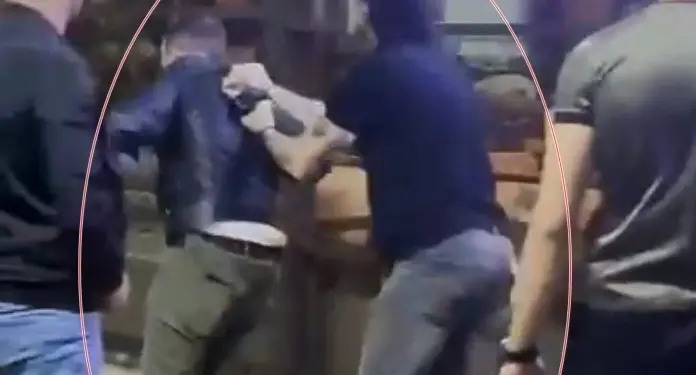 ALKOLLÜ GİRDİĞİ KAFEDE KADINA ZORLUK ÇIKARINCA YAKA PAÇA DIŞARI ATILDI