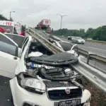 ANADOLU OTOYOLU'NDA OTOMOBİL BARİYERLERE OK GİBİ SAPLANDI: 3 YARALI
