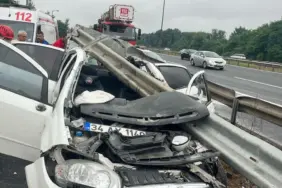 ANADOLU OTOYOLU'NDA OTOMOBİL BARİYERLERE OK GİBİ SAPLANDI: 3 YARALI