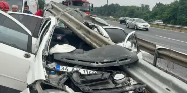 ANADOLU OTOYOLU'NDA OTOMOBİL BARİYERLERE OK GİBİ SAPLANDI: 3 YARALI