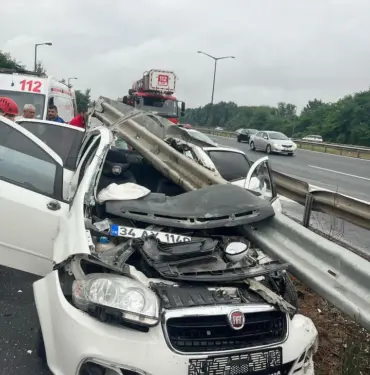 ANADOLU OTOYOLU'NDA OTOMOBİL BARİYERLERE OK GİBİ SAPLANDI: 3 YARALI