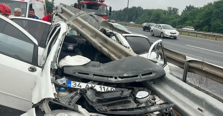 ANADOLU OTOYOLU'NDA OTOMOBİL BARİYERLERE OK GİBİ SAPLANDI: 3 YARALI
