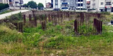 ARİFİYE'DE SAĞLIK OCAĞI İNŞAATI ÇÜRÜMEYE TERK EDİLDİ 1 YILDA BİTİRİLMESİ BEKLENİYORDU, TEMELİNDEKİ DEMİRLER ÇÜRÜDÜ