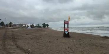 BİNLERCE KİŞİNİN AKIN ETTİĞİ O SAHİLDEN TATİLCİLERİ ÜZECEK HABER DÜN DOLUP TAŞAN KARASU SAHİLİ'NDE TATİLE BİR GÜNLÜK YAĞIŞ MOLASI