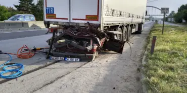 D-650'DE FECİ KAZA, TIRA OK GİBİ SAPLANDI: 1 ÖLÜ 23 YAŞINDAKİ GENÇ KAĞIT GİBİ EZİLEN OTOMOBİLDE HAYATINI KAYBETTİ