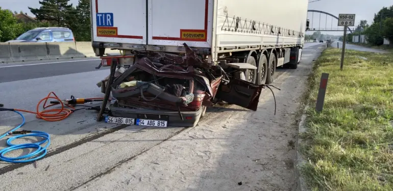 D-650'DE FECİ KAZA, TIRA OK GİBİ SAPLANDI: 1 ÖLÜ 23 YAŞINDAKİ GENÇ KAĞIT GİBİ EZİLEN OTOMOBİLDE HAYATINI KAYBETTİ