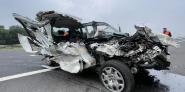 DİNLENME TESİSİNE GİRMEK İSTERKEN FACİAYI YAŞADILAR: 1'İ AĞIR 3 YARALI ANADOLU OTOYOLU'NDA ÖNÜNDEKİ TIRA ÇARPAN HAFİF TİCARİ ARAÇ TAKLA ATTI