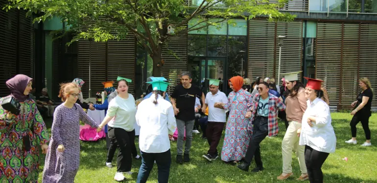 Engellerin aşıldığı sevgi dolu bir bahar dönemi tebessümle bitti
