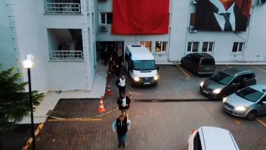 Film sahnesi değil, TEM’in operasyonu: 12 gözaltı 10 Film sahnesi değil, TEM’in operasyonu: 12 gözaltı