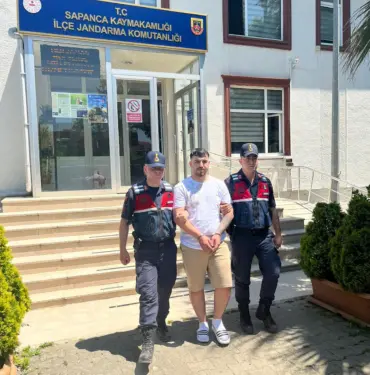 HAKKINDA 15 YIL KESİNLEŞMİŞ HAPİS CEZASI VARDI, TATİL YAPARKEN YAKALANDI İSTANBUL'DAN TATİL İÇİN GELDİĞİ SAKARYA'DA GÖZALTINA ALINDI