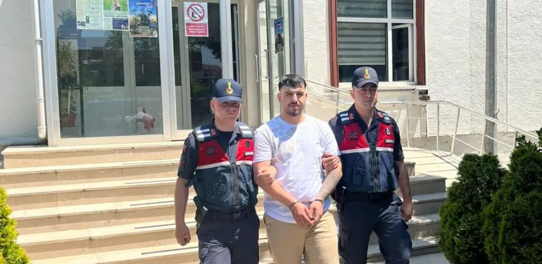 HAKKINDA 15 YIL KESİNLEŞMİŞ HAPİS CEZASI VARDI, TATİL YAPARKEN YAKALANDI İSTANBUL'DAN TATİL İÇİN GELDİĞİ SAKARYA'DA GÖZALTINA ALINDI