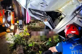 D-100'DE FECİ KAZA: HURDAYA DÖNEN OTOMOBİLİN ALTINDA KALARAK HAYATINI KAYBETTİ OTOMOBİLİN TAKLA ATARAK FABRİKA DUVARINA ÇARPTIĞI ANLAR KAMERAYA YANSIDI