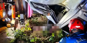 D-100'DE FECİ KAZA: HURDAYA DÖNEN OTOMOBİLİN ALTINDA KALARAK HAYATINI KAYBETTİ OTOMOBİLİN TAKLA ATARAK FABRİKA DUVARINA ÇARPTIĞI ANLAR KAMERAYA YANSIDI