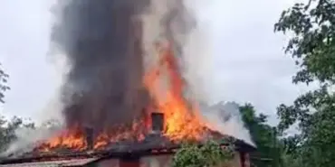 İKİ KATLI EV ALEV ALEV YANDI EVİN ALEVLERE TESLİM OLDUĞU ANLAR SANİYE SANİYE GÖRÜNTÜLENDİ