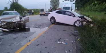 İKİ OTOMOBİL KAFA KAFAYA ÇARPIŞTI: 4 YARALI