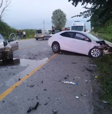 İKİ OTOMOBİL KAFA KAFAYA ÇARPIŞTI: 4 YARALI