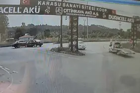 İKİ OTOMOBİL KAFA KAFAYA ÇARPIŞTI: 5 YARALI KAZA ANI KAMERADA