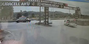 İKİ OTOMOBİL KAFA KAFAYA ÇARPIŞTI: 5 YARALI KAZA ANI KAMERADA