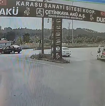 İKİ OTOMOBİL KAFA KAFAYA ÇARPIŞTI: 5 YARALI KAZA ANI KAMERADA