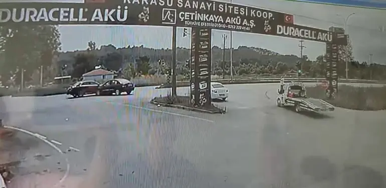 İKİ OTOMOBİL KAFA KAFAYA ÇARPIŞTI: 5 YARALI KAZA ANI KAMERADA