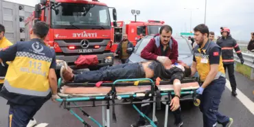KUZEY MARMARA OTOYOLU'NDA FECİ KAZA: 2'Sİ AĞIR, 3 YARALI LÜKS OTOMOBİLLERİN KARIŞTIĞI ZİNCİRLEME KAZADA ORTALIK SAVAŞ ALANINA DÖNDÜ