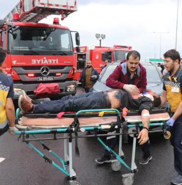 KUZEY MARMARA OTOYOLU'NDA FECİ KAZA: 2'Sİ AĞIR, 3 YARALI LÜKS OTOMOBİLLERİN KARIŞTIĞI ZİNCİRLEME KAZADA ORTALIK SAVAŞ ALANINA DÖNDÜ