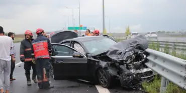 KUZEY MARMARA OTOYOLU'NDA FECİ KAZA: 2'Sİ AĞIR, 3 YARALI LÜKS OTOMOBİLLERİN KARIŞTIĞI ZİNCİRLEME KAZADA ORTALIK SAVAŞ ALANINA DÖNDÜ