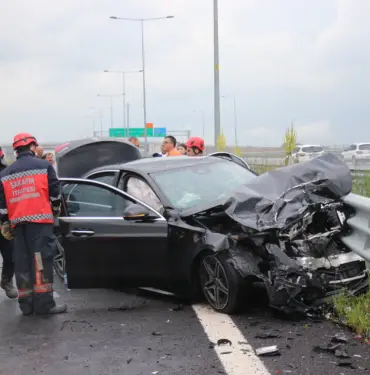 KUZEY MARMARA OTOYOLU'NDA FECİ KAZA: 2'Sİ AĞIR, 3 YARALI LÜKS OTOMOBİLLERİN KARIŞTIĞI ZİNCİRLEME KAZADA ORTALIK SAVAŞ ALANINA DÖNDÜ