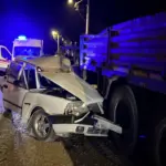 OTOMOBİL, PARK HALİNDEKİ KAMYONA OK GİBİ SAPLANDI: 1 YARALI HURDAYA DÖNEN ARAÇTA SIKIŞAN YARALI SÜRÜCÜYÜ İTFAİYE KURTARDI