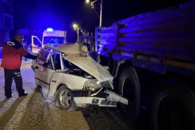 OTOMOBİL, PARK HALİNDEKİ KAMYONA OK GİBİ SAPLANDI: 1 YARALI HURDAYA DÖNEN ARAÇTA SIKIŞAN YARALI SÜRÜCÜYÜ İTFAİYE KURTARDI