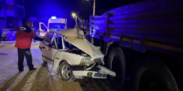 OTOMOBİL, PARK HALİNDEKİ KAMYONA OK GİBİ SAPLANDI: 1 YARALI HURDAYA DÖNEN ARAÇTA SIKIŞAN YARALI SÜRÜCÜYÜ İTFAİYE KURTARDI