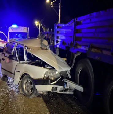 OTOMOBİL, PARK HALİNDEKİ KAMYONA OK GİBİ SAPLANDI: 1 YARALI HURDAYA DÖNEN ARAÇTA SIKIŞAN YARALI SÜRÜCÜYÜ İTFAİYE KURTARDI