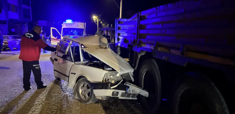 OTOMOBİL, PARK HALİNDEKİ KAMYONA OK GİBİ SAPLANDI: 1 YARALI HURDAYA DÖNEN ARAÇTA SIKIŞAN YARALI SÜRÜCÜYÜ İTFAİYE KURTARDI